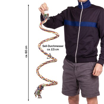 Eine Person in einer schwarzen Jacke hält ein buntes, verdrehtes Haustierseilspielzeug mit einer Länge von etwa 60 cm und einem Durchmesser von 2,5 cm.