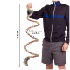 Eine Person in einer schwarzen Jacke hält ein buntes, verdrehtes Haustierseilspielzeug mit einer Länge von etwa 60 cm und einem Durchmesser von 2,5 cm.