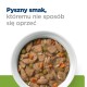 Pyszny smak, któremu nie sposób się oprzeć; miska z jedzeniem dla zwierząt z kawałkami mięsa, marchewką, groszkiem i ryżem.