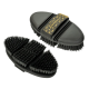 Zwei schwarze ovale Pflegebürsten mit dichten schwarzen Borsten und einem schwarz-goldenen Riemen mit Aufschrift 'PFERDEGOLD'.