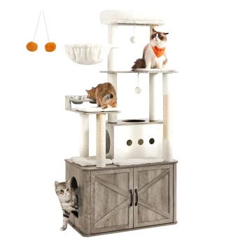 Kratzbaum Katzenklo-Schrank erhöhte Fressnäpfe grau/ weiß Ein mehrstöckiger Kratzbaum mit drei Katzen: einer weißen Katze mit einem orangefarbenen Bandana oben, einer braunen Katze, die frisst, und einer grauen Katze, die unten herausspäht.