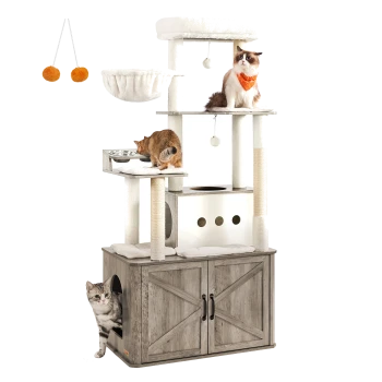 Ein mehrstöckiger Kratzbaum mit drei Katzen: einer weißen Katze mit einem orangefarbenen Bandana oben, einer braunen Katze, die frisst, und einer grauen Katze, die unten herausspäht.