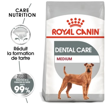 Sac de nourriture pour chiens Royal Canin Dental Care, présentant un chien de taille moyenne, prétend réduire la formation de tartre de 99%.