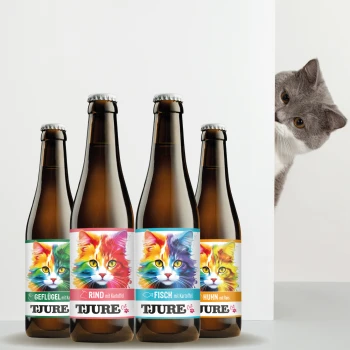 Vier bunte "TJURE" Katzengetränkeflaschen (Geflügel, Rind, Fisch, Huhn) mit einer neugierigen grauen Katze, die von der Seite schaut.