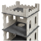 Eine graue Filz-Haustierburg mit mehreren Ebenen, flachem Dach, Zinnen, zwei offenen Ebenen und kleinen runden und quadratischen Fenstern.