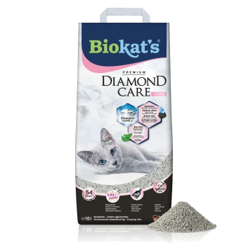 Biokat's Premium Diamond Care kattenbakvulling met een grijze kat, beweert 54 dagen mee te gaan, bevat actieve kool en aloë vera.