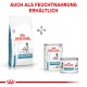 Royal Canin Veterinary Hypoallergen Hundefutter in einer Tüte, mit zwei Dosen desselben Produkts daneben; der Text lautet 'AUCH ALS FEUCHTNAHRUNG ERHÄLTLICH.'