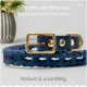 Marineblaues Haustierhalsband mit einer Messingschnalle und -ring, mit einem geflochtenen Design. Der Text lautet "Robust & unauffällig."