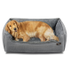 Golden Retriever liegt in einem grauen Feandrea Haustierbett mit erhöhten Seiten auf weißem Hintergrund.