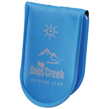 Pochette de matériel de plein air bleue avec le logo "Dogs Creek" représentant une montagne et une silhouette de chien, étiquetée "OUTDOOR GEAR."