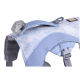 Hellblaue Hundegeschirr mit einem strukturierten Design, mit einem reflektierenden Lichtanhänger und verstellbaren Riemen.
