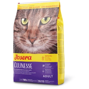 Eine Tüte Josera Culinesse Katzenfutter mit einer Nahaufnahme des Gesichts einer Katze, mit Text, der Vorteile für Haut und Fell sowie Nährstoffdetails hervorhebt.