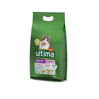 Sac vert de nourriture pour chats Ultima avec une image de chat, étiqueté "Stérilisé" et "Sensible," mettant l'accent sur la truite comme ingrédient principal.