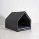 Ein modernes, graues Tierhaus in Form eines kleinen Hauses, mit einem gemütlichen Innenraum und einem weichen Bett, vor einem schlichten weißen Hintergrund.