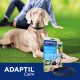 Ein ruhiger grauer Hund mit einem Halsband sitzt auf grünem Gras neben einem Paket ADAPTIL Calm, beschriftet mit 'Better Together', das Stressabbau für Hunde fördert.