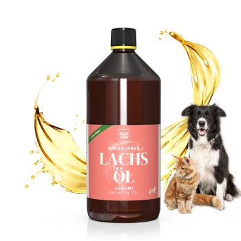 Eine Flasche Lachsöl mit dem Etikett "PAW WOW SINGULARES LACHS ÖL 1000 ML" mit einem schwarzen Hund und einer orangefarbenen Katze daneben, umgeben von Ölspritzern.
