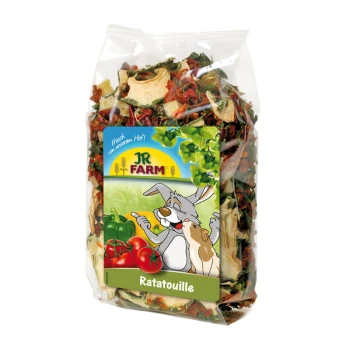 Eine durchsichtige Plastiktüte gefüllt mit buntem getrocknetem Gemüse, beschriftet mit 'JR FARM Ratatouille', mit einem Cartoon-Hasen und Hund.