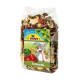 Eine durchsichtige Plastiktüte gefüllt mit buntem getrocknetem Gemüse, beschriftet mit 'JR FARM Ratatouille', mit einem Cartoon-Hasen und Hund.