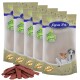 Fünf Beutel Lyra Pet Natural Power Haustierfutter, mit einem Haufen Leckerlis davor, mit Bildern eines Hundes und einer Katze auf der Verpackung.