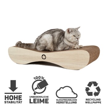 Eine graue Katze entspannt sich auf einem geschwungenen Holzkatzenbett mit Symbolen für Stabilität, ungiftige Materialien, umweltfreundliche Produktion und Recyclingfähigkeit.