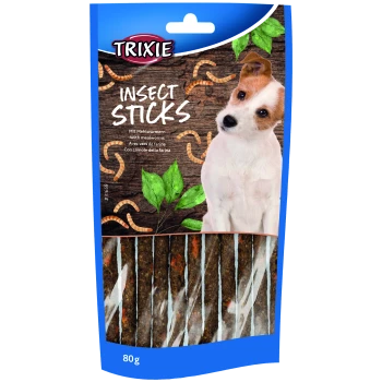 Trixie Insect Sticks dla zwierząt, opakowanie 80g, z larwami mącznymi i zielonymi liśćmi na drewnianym tle.