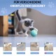 Eine verspielte grau-weiße Katze spielt mit einem hellblauen Ball auf einem glatten Boden. Text listet geeignete Oberflächen und ein rotes Kreuz für dicken Teppich auf.