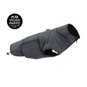 Schwarze gepolsterte Hundejacke mit Reißverschluss und Tasche, mit PETA Vegan Award 2025 Abzeichen für Begleittiere.