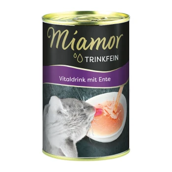 Miamor Trinkfein Vitaldrink mit Ente Dose, mit einer grauen Katze, die aus einer Schüssel trinkt, mit einem sichtbaren Spritzer Flüssigkeit.