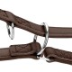 Nahaufnahme eines braunen Leder-Haustiergeschirrs mit silbernen Metallringen und Nähdetails, ideal für Spaziergänge mit Hunden.