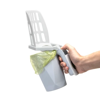 Eine Hand hält einen grauen Abfallbeutelspender für Haustiere mit einem teilweise eingesetzten gelben Beutel, der ein schaufelartiges Design für eine einfache Reinigung aufweist.