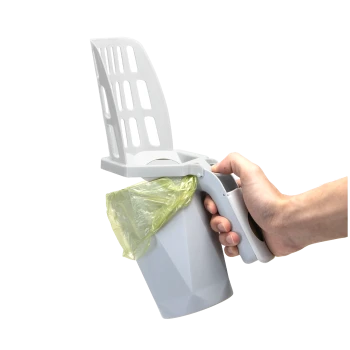 Eine Hand hält einen grauen Abfallbeutelspender für Haustiere mit einem teilweise eingesetzten gelben Beutel, der ein schaufelartiges Design für eine einfache Reinigung aufweist.