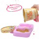 Hand gießt Hunde-Eiscreme aus einem Becher mit der Aufschrift „ICE ICE Buddy“ in eine rosa Silikonform, Text lautet „Einfaches Anrühren im Becher!“
