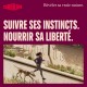 Carnilove : « Suivre ses instincts. Nourrir sa liberté. » Femme courant avec un chien gris sur un sentier.