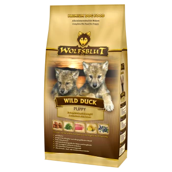 Premium-Hundefutterbeutel mit "Wolfsblut Wild Duck Puppy," mit Bildern von zwei Wolfshündchen und Nährwertangaben auf der Vorderseite.