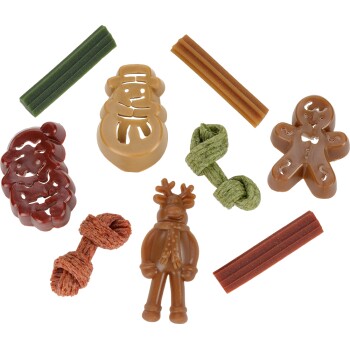 Verschiedene festliche Hundekauartikel und Leckerlis, darunter Rentier, Schneemann, Lebkuchenmann und verschiedene strukturierte Sticks und Knoten.