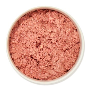 Eine runde weiße Schüssel gefüllt mit einer glatten, rosafarbenen Haustierfutterpaste, die eine weiche Textur zeigt, die für Haustiere geeignet ist.