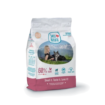 Tüte Swiss Natural Senior Hundefutter, 60% Huhn, zeigt eine Frau mit ihrem Hund und den Slogan 'Smell it. Taste it. Love it!'.