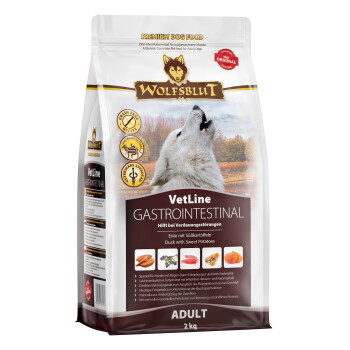 Premium-Hundefutterbeutel mit der Aufschrift "WOLFSBLUT VetLine GASTROINTESTINAL", der einen heulenden Wolf zeigt, mit Details zu Ente und Süßkartoffeln, 2 kg.