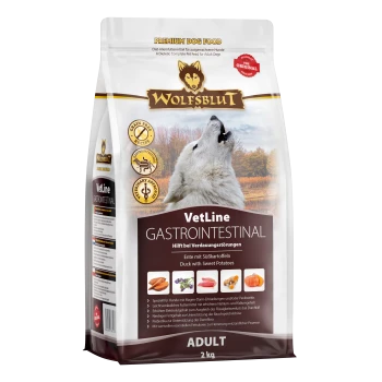 Premium-Hundefutterbeutel mit der Aufschrift "WOLFSBLUT VetLine GASTROINTESTINAL", der einen heulenden Wolf zeigt, mit Details zu Ente und Süßkartoffeln, 2 kg.