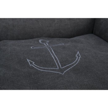 Graues Haustierbett mit einem weißen Ankerdesign, das auf dem Kissen gestickt ist.