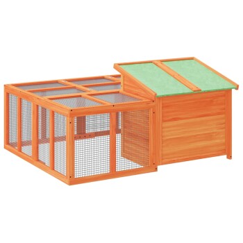 Holz-Outdoor-Haustierstall mit grünem schrägem Dach und angebautem Drahtgitter-Auslauf