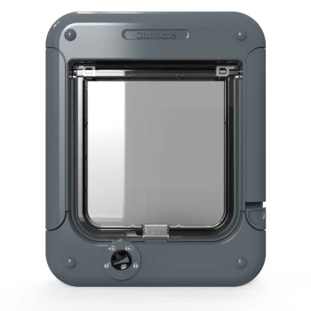 CatMate Katzenklappe in Grau, mit einer transparenten Klappe und einem Verriegelungsmechanismus an der Seite für eine sichere Zugangskontrolle.