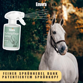 Ein weißes Pferd steht in einer natürlichen Umgebung, neben einer Sprühflasche mit der Aufschrift "Envira Hufpflege Spray", mit Text, der die feine Sprühfunktion hervorhebt.