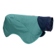 Eine türkisfarbene Hunderegenjacke mit einem marineblauen Kragen, mit dem Markennamen 'Ruffwear' auf der Seite gestickt.
