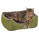 Eine entspannte getigerte Katze, die in einem grünen Haustierbett mit weichem grauen Innenraum liegt, mit einem kleinen Etikett, das "KERBL" liest.