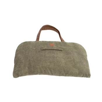 Olivgrünes Cord-Haustierbett mit braunem Griff und kleinem Leder-Logopatch auf weißem Hintergrund.