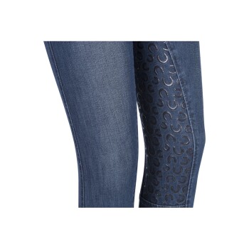 Nahaufnahme von Denim-Leggings mit einem dunklen, gemusterten Seitenpanel und einem subtilen Logodesign, das einen stilvollen und modernen Look zeigt.