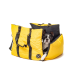 Ein schwarz-weißer Hund schaut aus einer gemütlichen gelben Haustiertragetasche mit schwarzen Akzenten, die robuste Träger und ein rundes Logo hat.