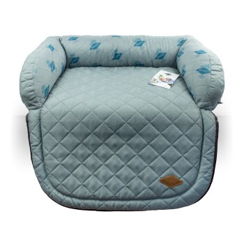 Helle blaue, gestepptes Haustierbett mit erhöhten Seiten, mit einem kleinen braunen Logo-Tag und einem Produkt-Tag mit Bildern von Haustieren.