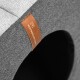 Nahaufnahme eines stilvollen grauen Haustierbettes mit einem Lederschild, das 'REXPRODUCT.COM' zeigt, mit einem gemütlichen Eingang für Haustiere.